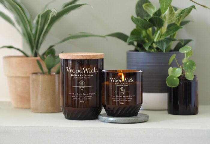 Brennende WoodWick Lavender & Cypress Kerze neben einer geschlossenen Kerze