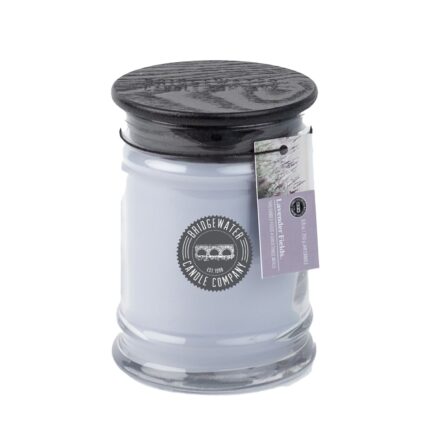 Lavender Fields Kerze im Glas mit schwarzem Deckel und Anhängeetikett
