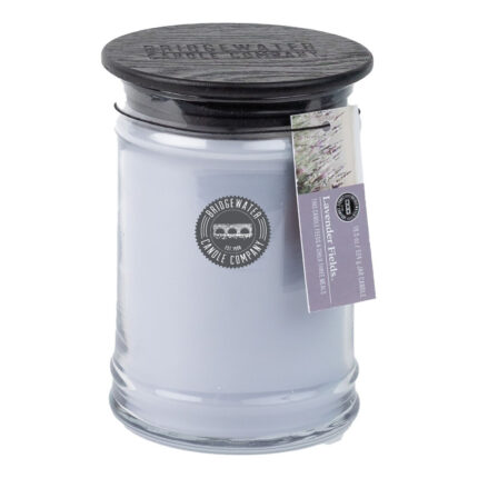 Lavender Fields Duftkerze im Glas mit Deckel und Produktanhänger