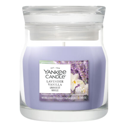 Lavender Vanilla Duftkerze im Glas vor weißem Hintergrund