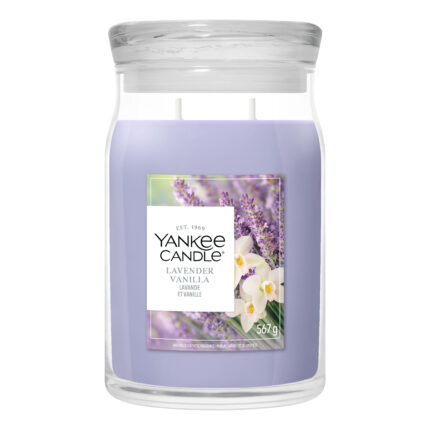 Lavender Vanilla Kerze im Glas mit sichtbarem Etikett und zwei Dochten