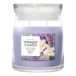 Lavender Vanilla Duftkerze im Glas mit sichtbaren zwei Dochten und Etikett