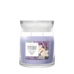 Lavender Vanilla Duftkerze im Glas mit sichtbaren zwei Dochten und Etikett