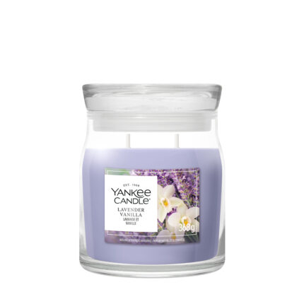 Lavender Vanilla Duftkerze im Glas mit sichtbaren zwei Dochten und Etikett