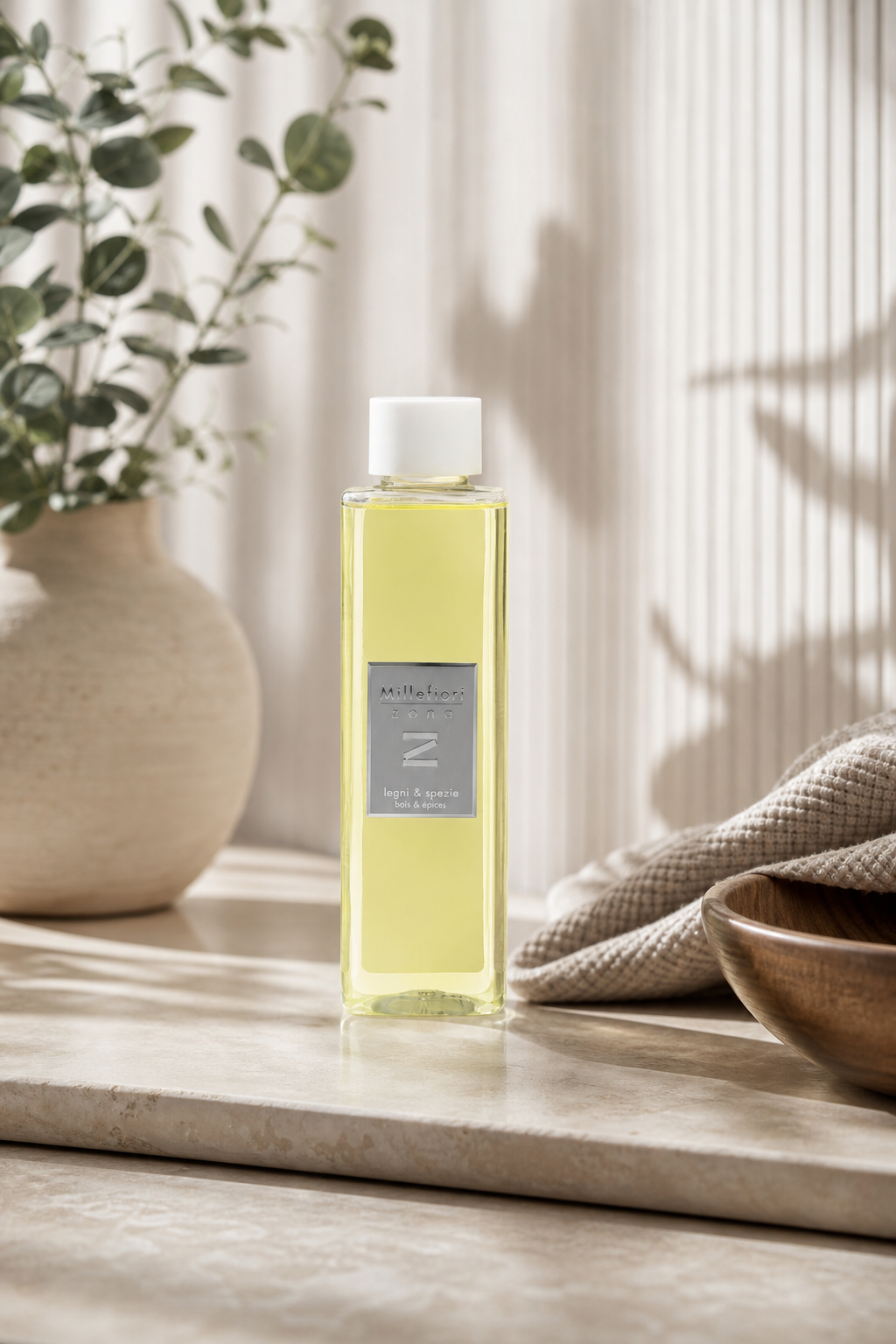 Legni & Spezie - Nachfüller für Reed Diffuser 250ml in einer stimmungsvollen Anwendungsszene