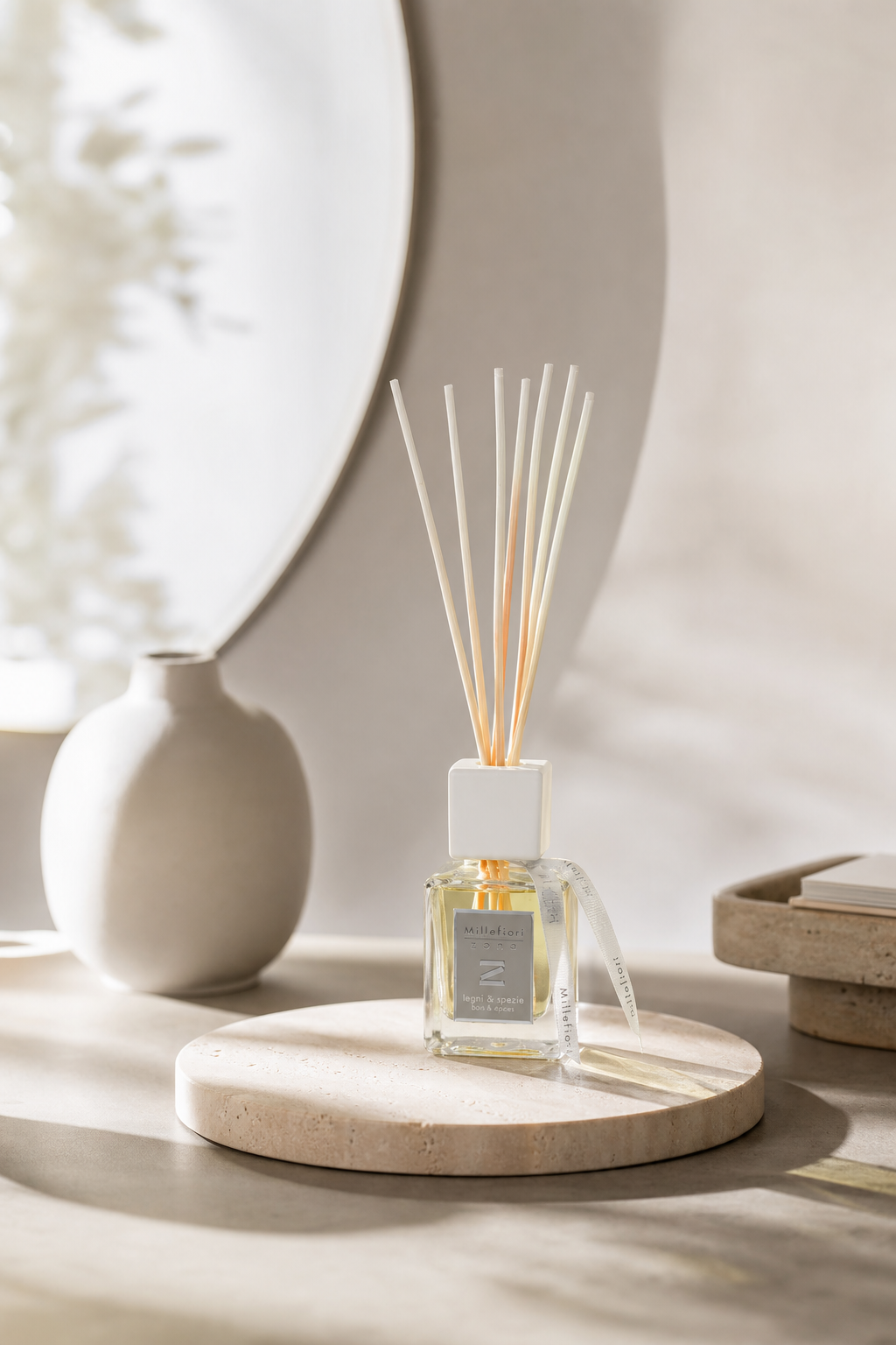 Legni & Spezie - Zona Reed Diffuser 100ml in einer stimmungsvollen Anwendungsszene