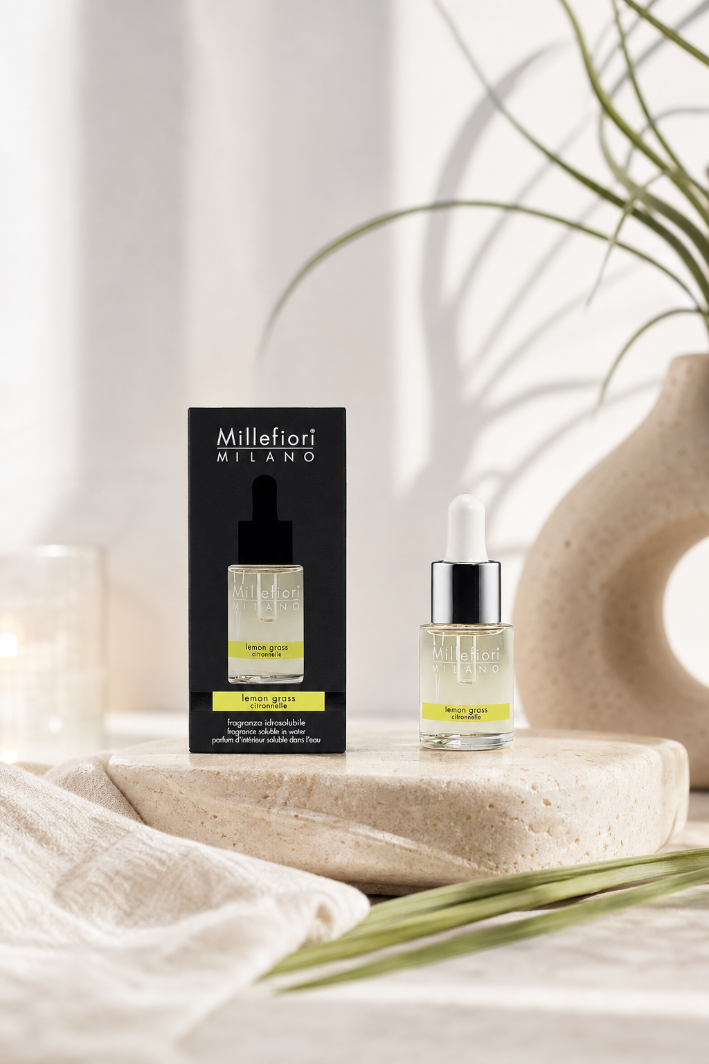 Lemon Grass - Wasserlöslicher Duft 15ml in einer stimmungsvollen Anwendungsszene