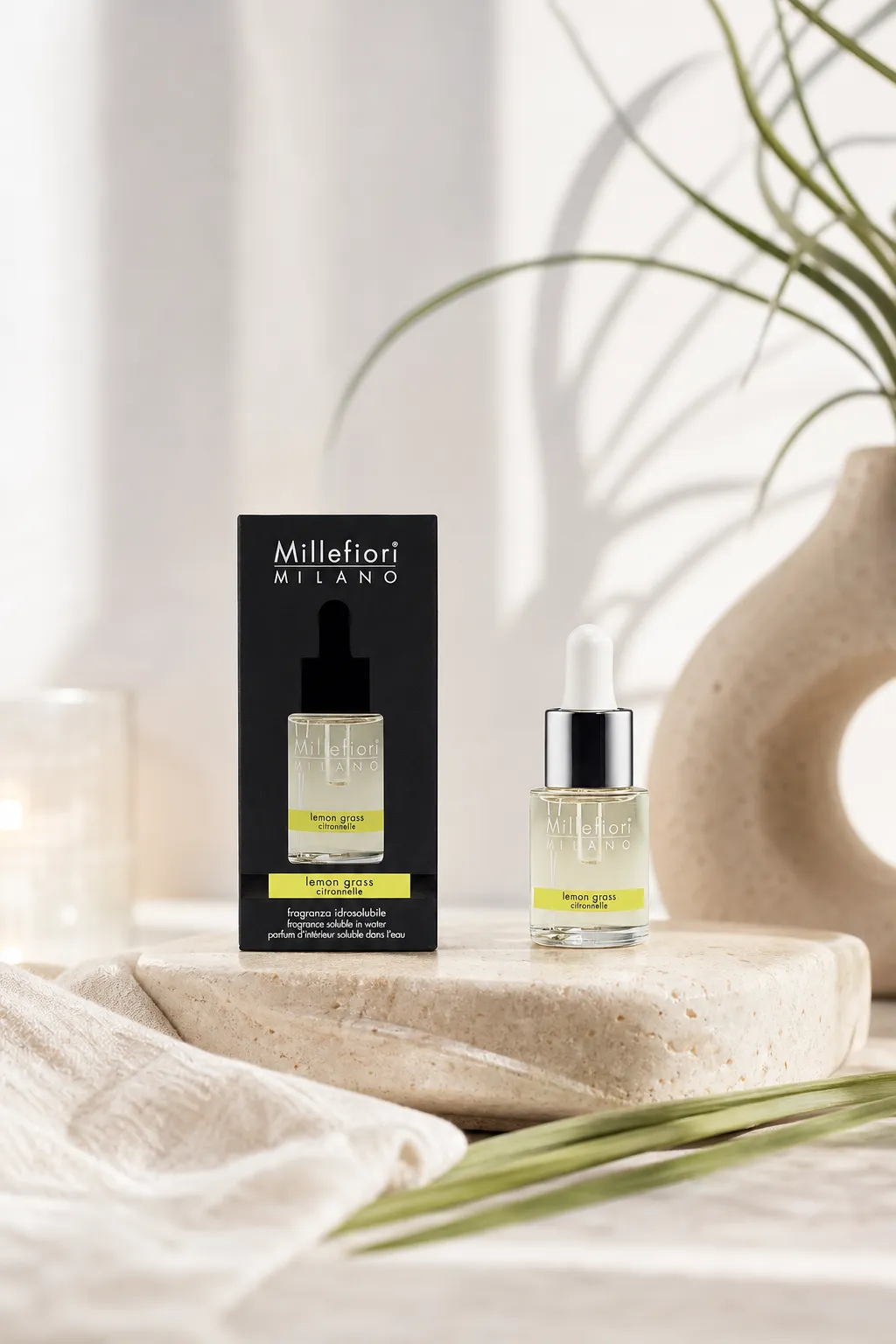 Lemon Grass - Wasserlöslicher Duft 15ml in einer stimmungsvollen Anwendungsszene