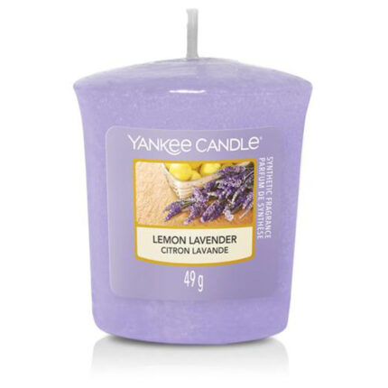 Lavendelfarbene Yankee Candle Duftkerze Lemon Lavender mit Etikett und sichtbarem Docht