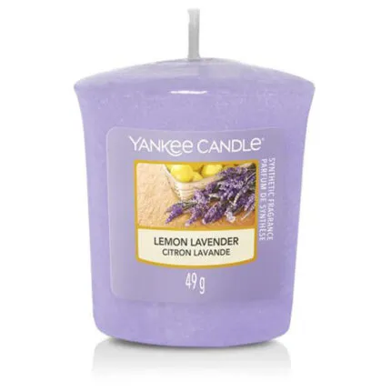 Lavendelfarbene Yankee Candle Duftkerze Lemon Lavender mit Etikett und sichtbarem Docht