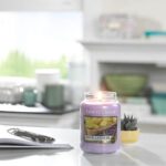 Brennende Yankee Candle Lemon Lavender Kerze auf einem Schreibtisch