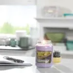 Brennende Yankee Candle Lemon Lavender Kerze auf einem Schreibtisch