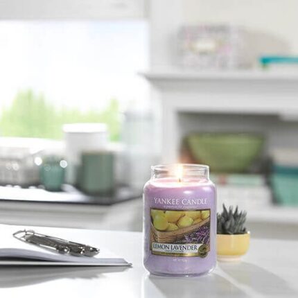 Brennende Yankee Candle Lemon Lavender Kerze auf einem Schreibtisch