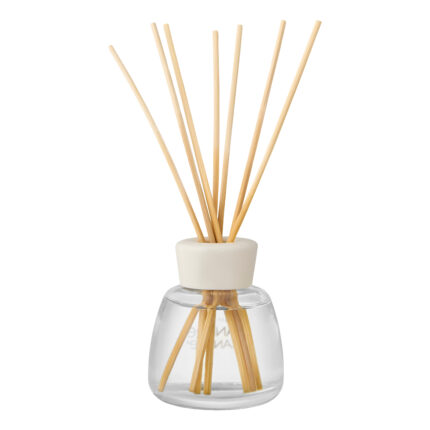 Nahaufnahme eines Reed Diffusers mit Glasflakon und Duftstäbchen