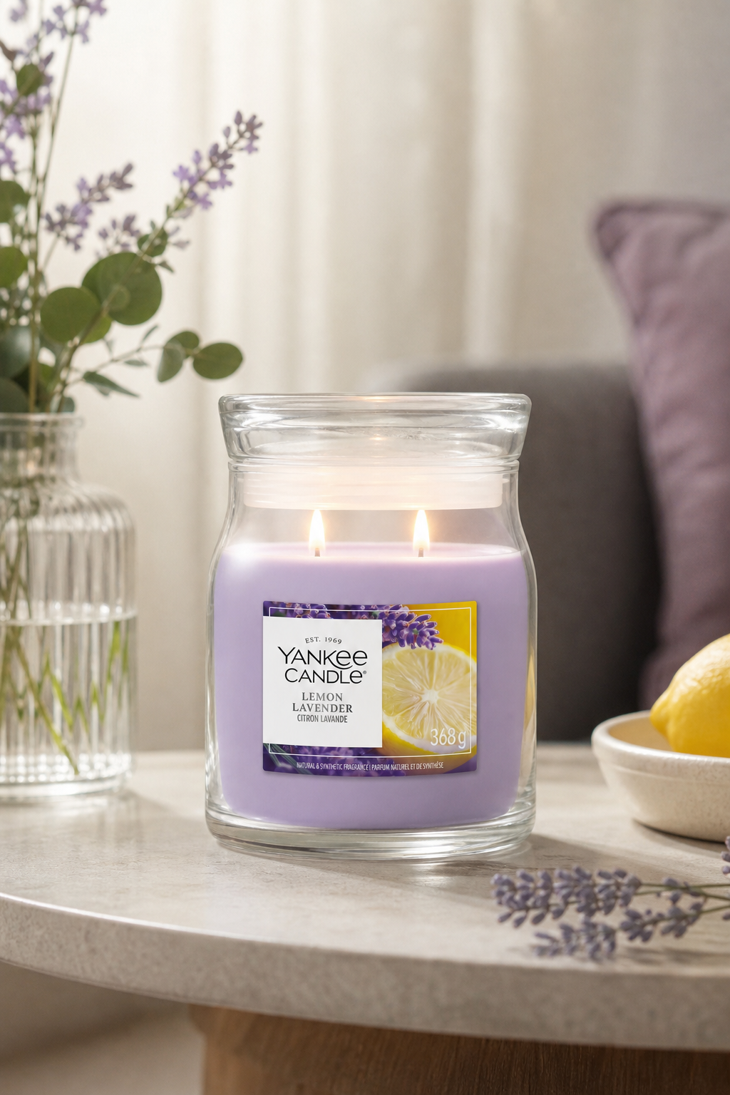 Lemon Lavender Signature Glas 368g 2-Docht in einer stimmungsvollen Anwendungsszene