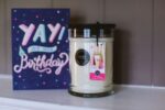 Bridgewater Kerze neben einer Geburtstagskarte mit der Aufschrift YAY Birthday