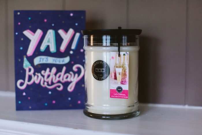 Bridgewater Kerze neben einer Geburtstagskarte mit der Aufschrift YAY Birthday
