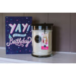 Bridgewater Kerze steht neben einer Karte mit der Aufschrift Yay Birthday
