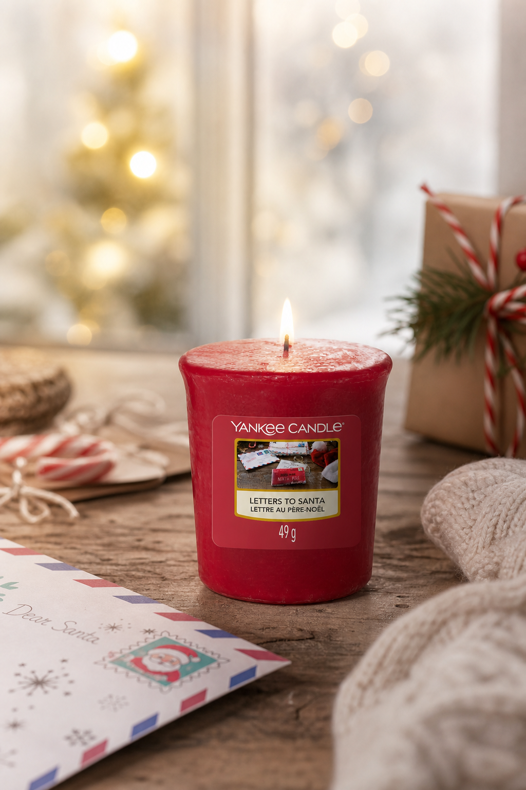 Brennende rote Yankee Candle Letters to Santa neben einem Briefumschlag