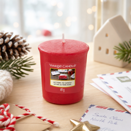 Rote Yankee Candle Letters to Santa mit Briefen und Weihnachtsschmuck