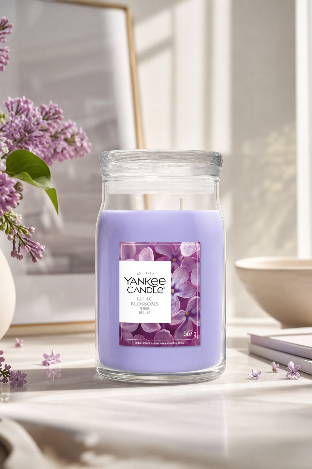 Lilac Blossoms Signature Large Jar 567g 2-Docht in einer stimmungsvollen Anwendungsszene