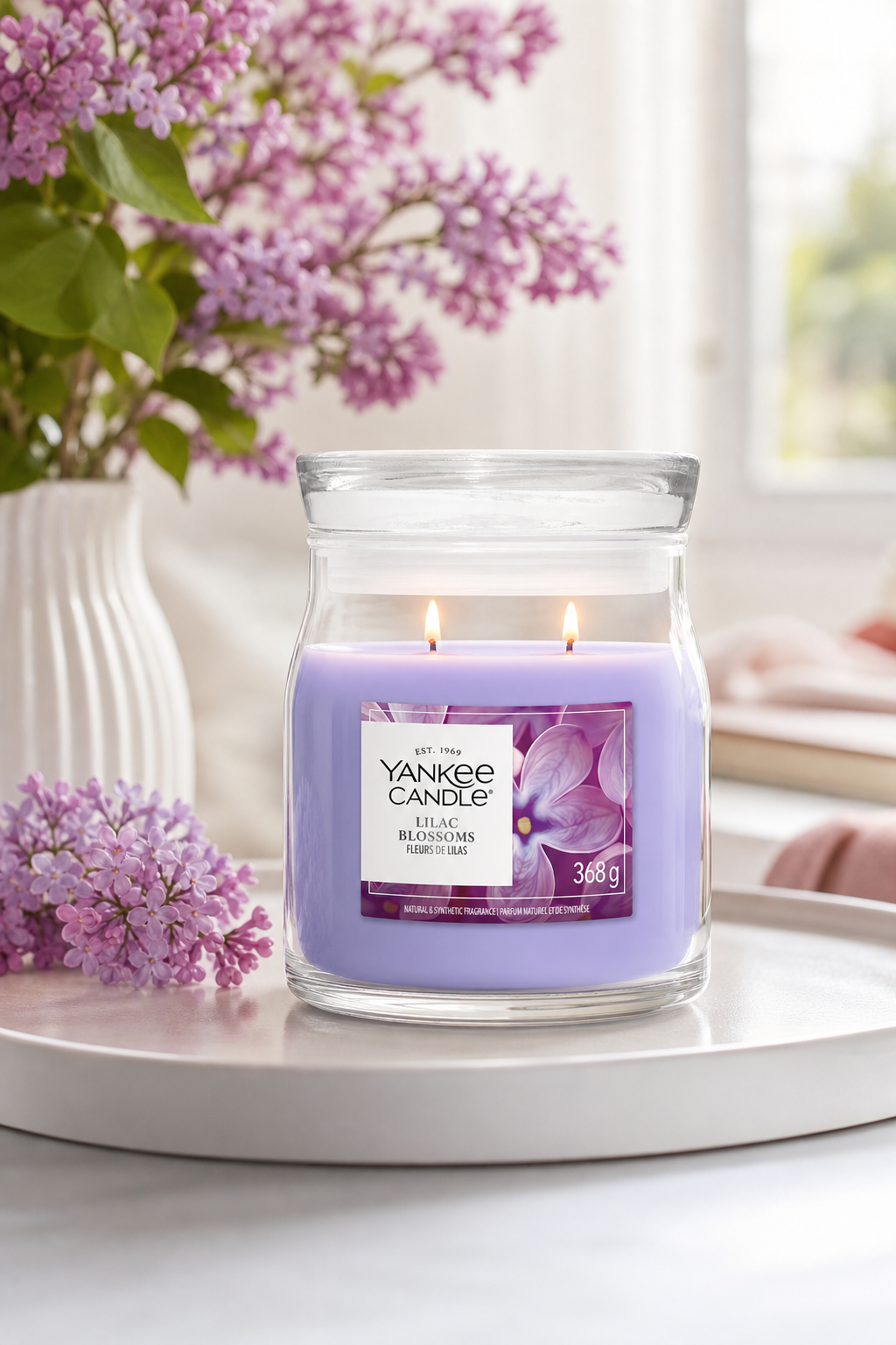 Lilac Blossoms Signature Medium Jar 368g 2-Docht in einer stimmungsvollen Anwendungsszene