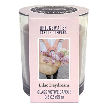 Verpackte Lilac Daydream Glasvotivkerze mit Blumenfoto und Produktetikett