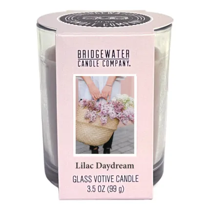 Verpackte Lilac Daydream Glasvotivkerze mit Blumenfoto und Produktetikett