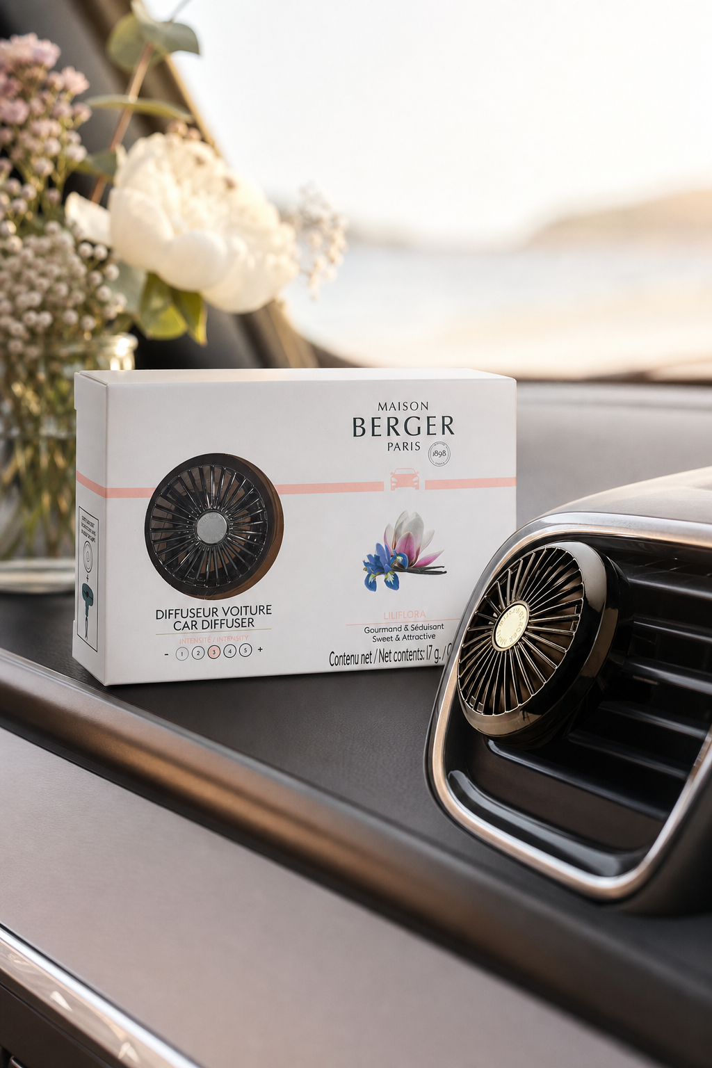 Maison Berger Autoduft Set neben Lüftungsgitter im Fahrzeug