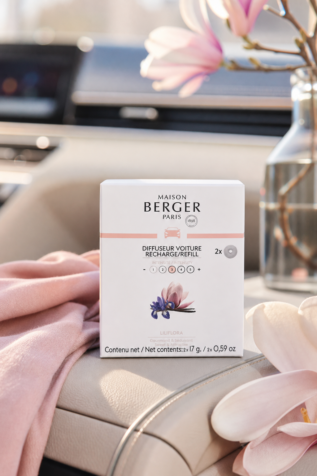 Liliflora Autoduft-Nachfüller-Verpackung im Fahrzeuginnenraum mit Blumen