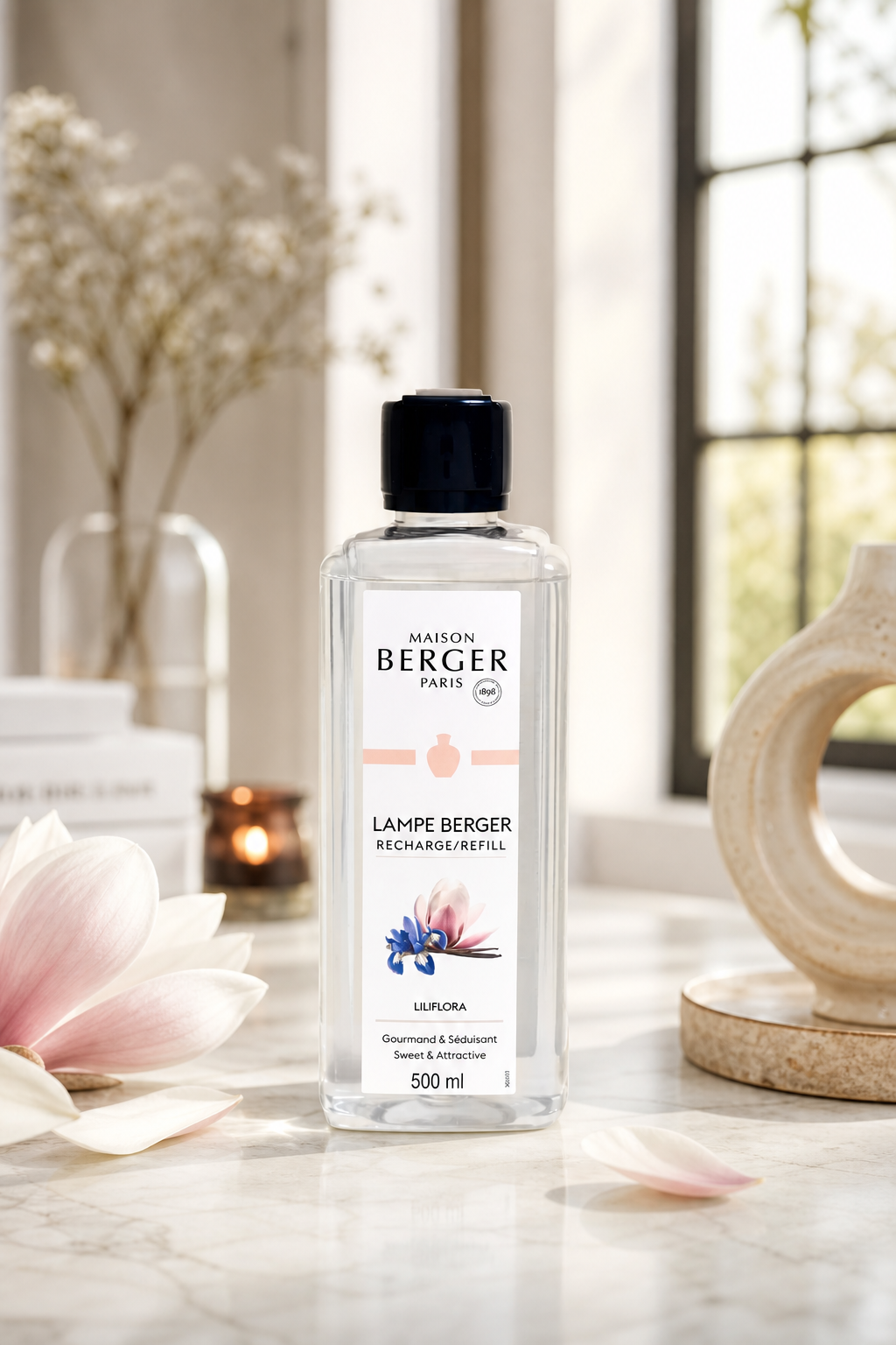 Maison Berger Paris Liliflora Nachfüller auf einem Tisch im Wohnambiente