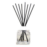 Liliflora Diffuser mit Verpackung und Nachfüllflasche auf einem Wohnzimmertisch