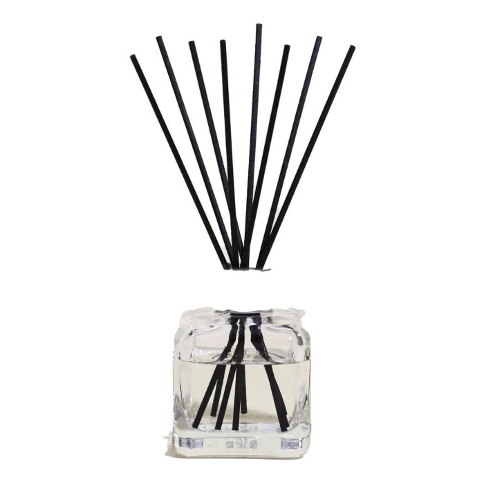 Liliflora Diffuser mit Verpackung und Nachfüllflasche auf einem Wohnzimmertisch