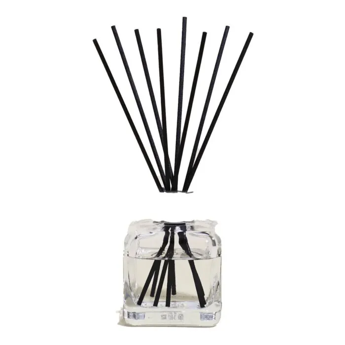 Liliflora Diffuser mit Verpackung und Nachfüllflasche auf einem Wohnzimmertisch