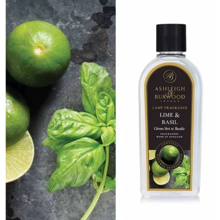 Flasche mit Etikett Lime & Basil zwischen Limetten und Basilikum