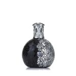 Schwarze Duftlampe mit rundem Mosaikdekor und silbernem Aufsatz auf weißem Hintergrund