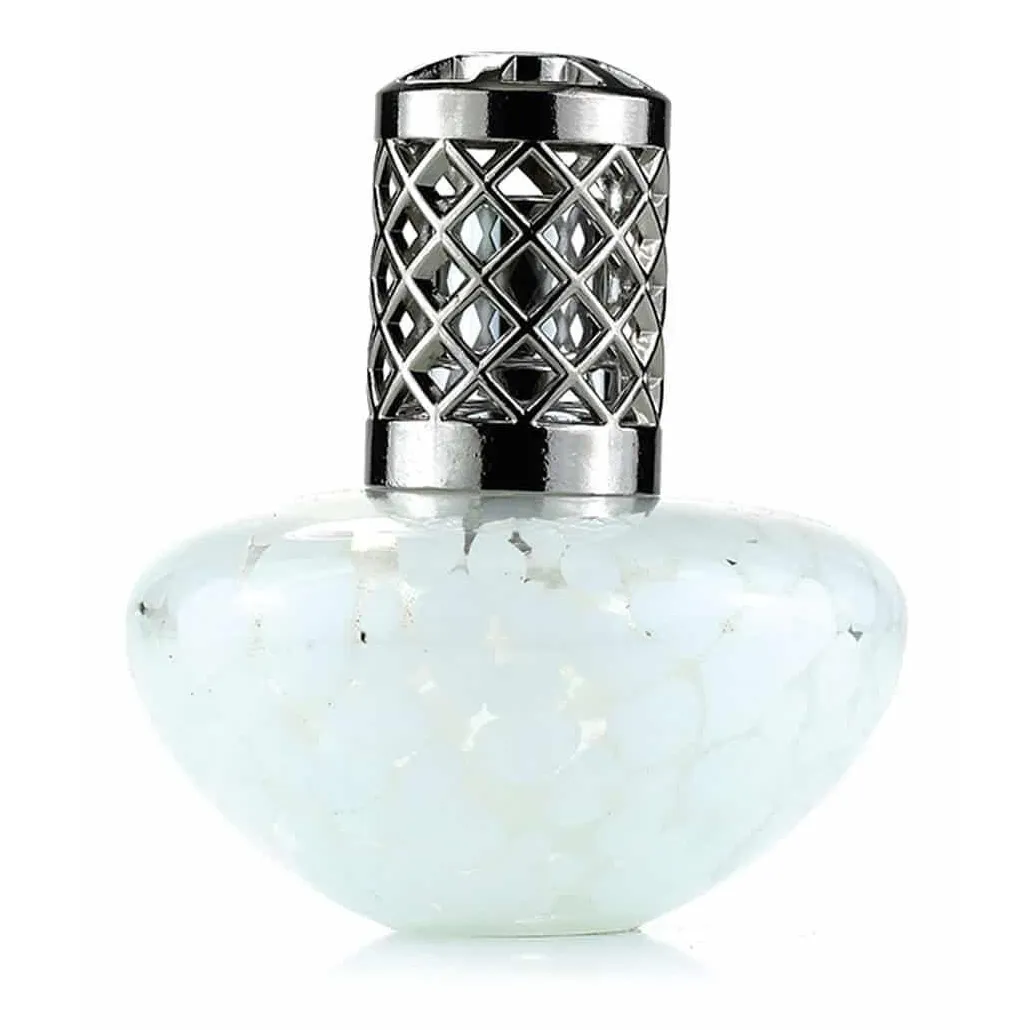 Duftlampe mit Rautengitteraufsatz Duftlampe mit rundem hellblauem Gefäß und silbernem Rautengitteraufsatz