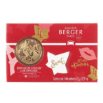Rote Verpackung mit Maison Berger Paris Logo, Sweet-Aufdruck und Autodiffuser