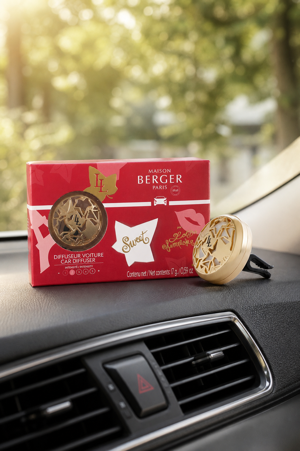 Lolita Lempicka Sweet Autoduft Set in einer stimmungsvollen Anwendungsszene