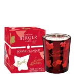 Rote Maison Berger Sweet Duftkerze neben ihrer Verpackung