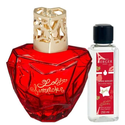 Rote Lampe Berger mit goldener Haube neben Nachfüllflasche