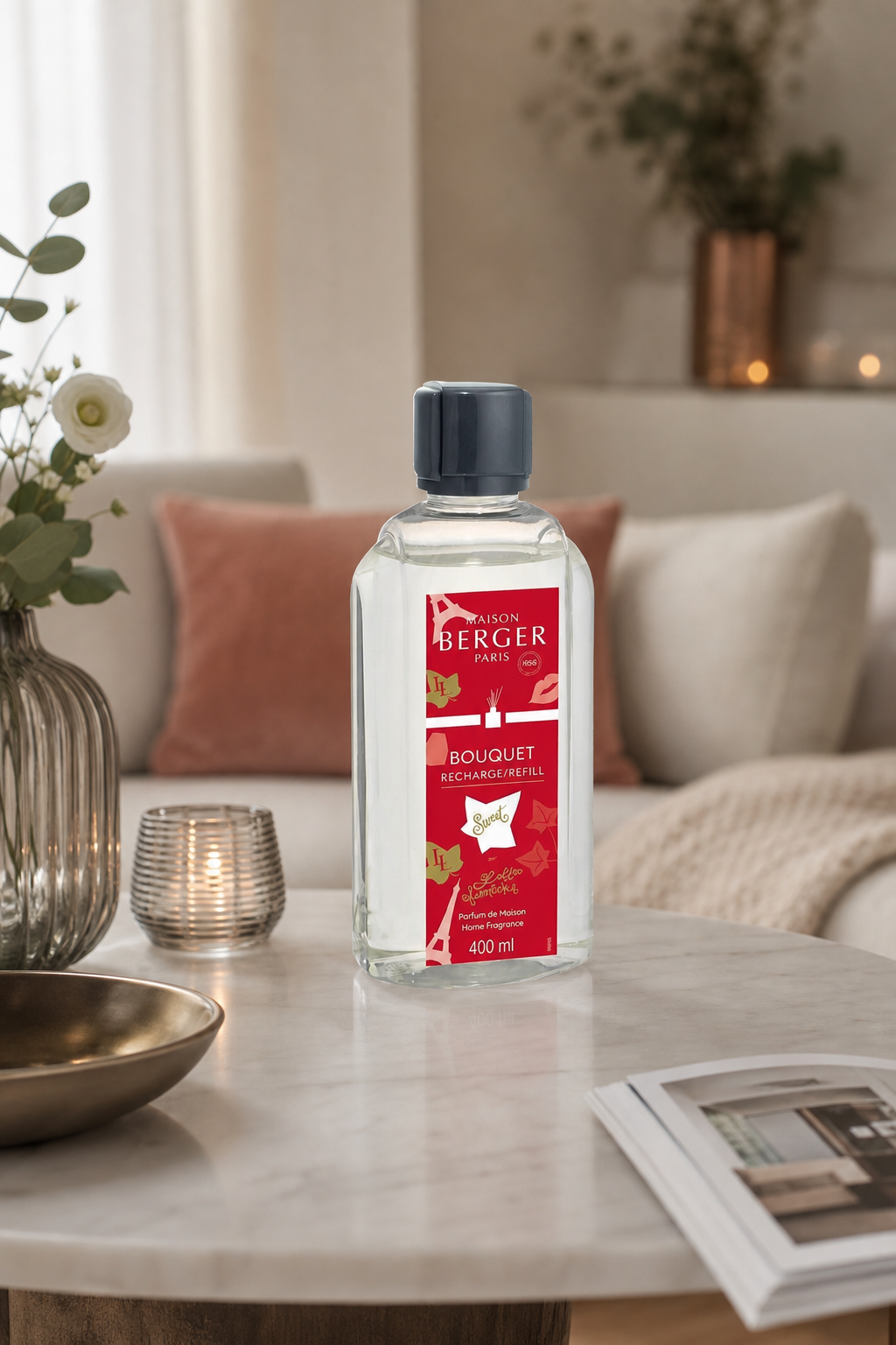 Maison Berger Sweet Nachfüllflasche steht auf einem Wohnzimmertisch