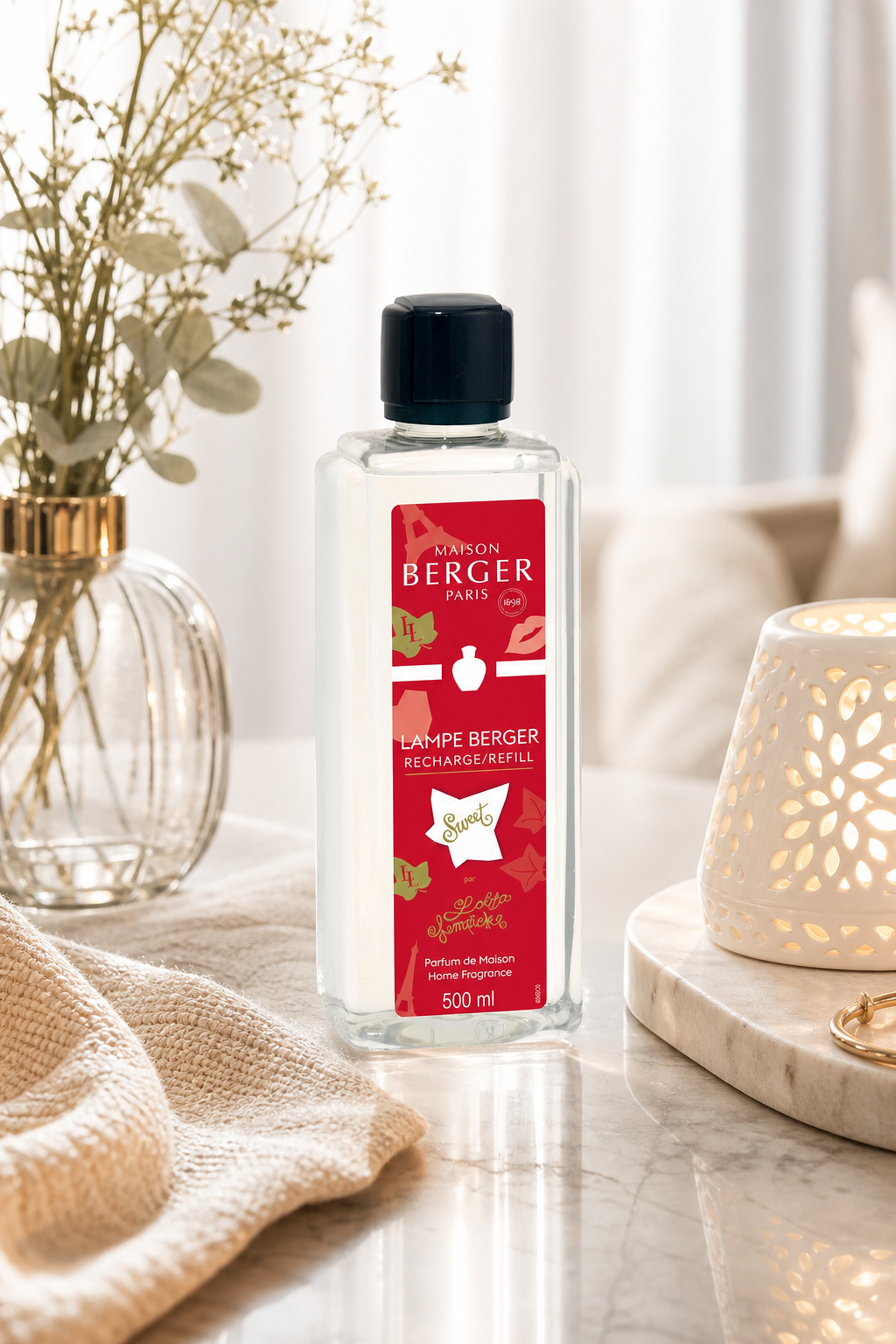 Maison Berger Sweet Refill-Flasche steht auf einem Tisch im Wohnambiente