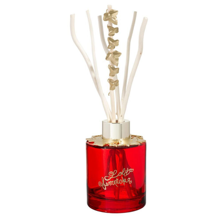 Roter Lolita-Lempicka-Diffuser mit weißen Duftstäbchen und goldener Blätterdekoration