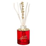 Roter Raumduft-Diffuser mit weißen Stäbchen und goldener Dekoration