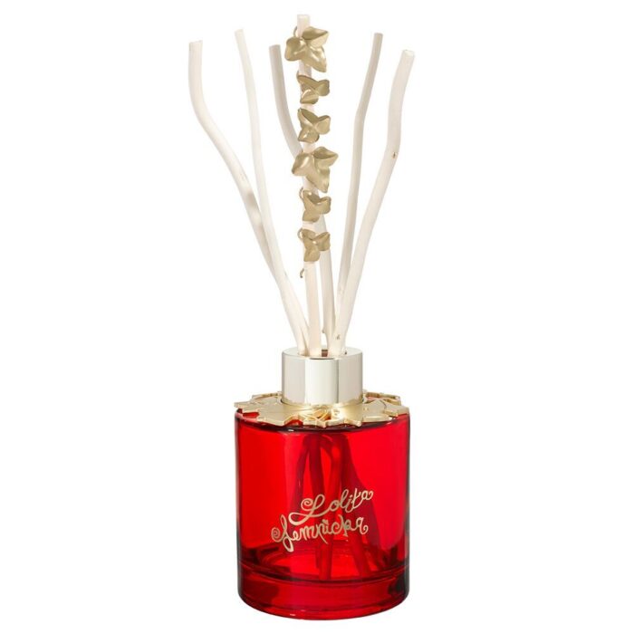 Roter Raumduft-Diffuser mit weißen Stäbchen und goldener Dekoration