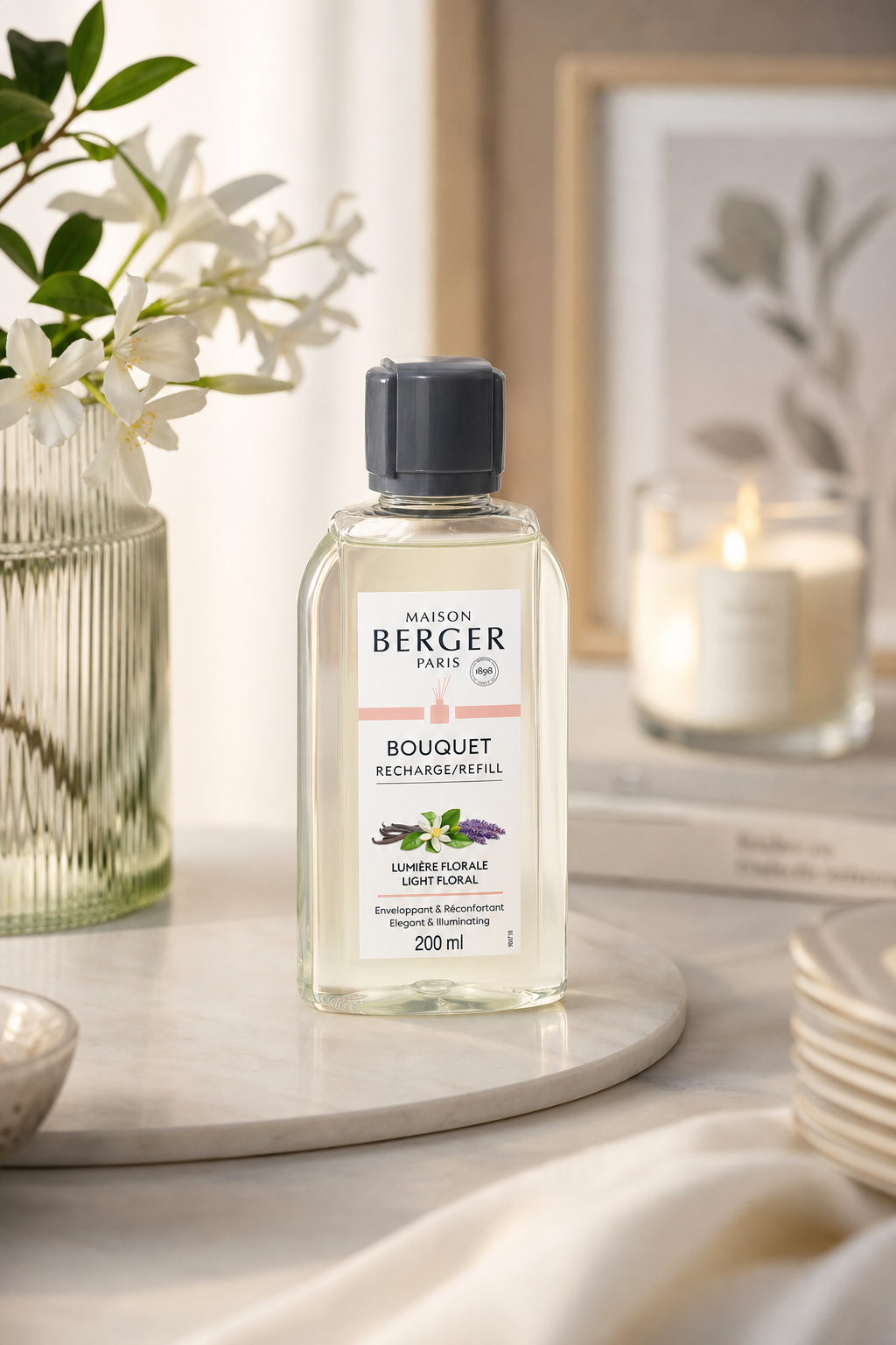 Maison Berger Lumière Florale Nachfüller auf einer Ablage neben Blumen und Kerze