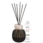 Diffuser mit schwarzen Duftstäbchen neben Bouquet-Nachfüllflasche