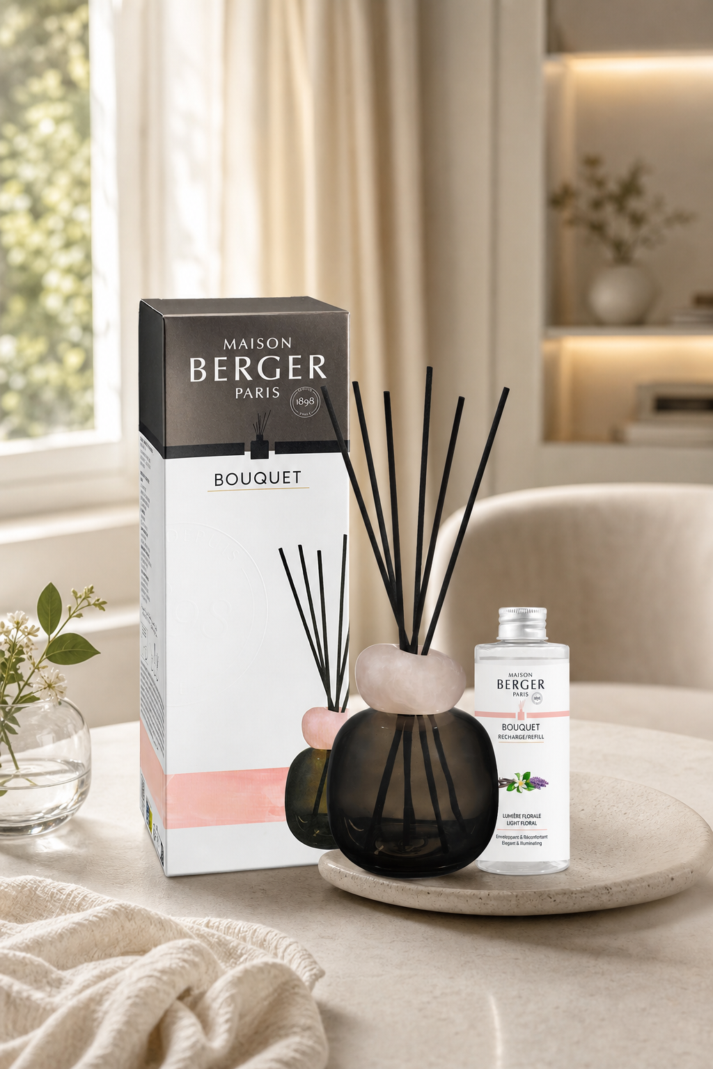 Maison Berger Diffuser mit Verpackung und Nachfüllflasche auf einem Wohnzimmertisch