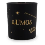 Schwarze Lumos Duftkerze mit goldener Schrift und Sternmotiven